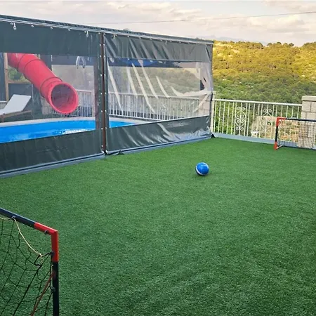 Holiday Gustirna بيت للعطل