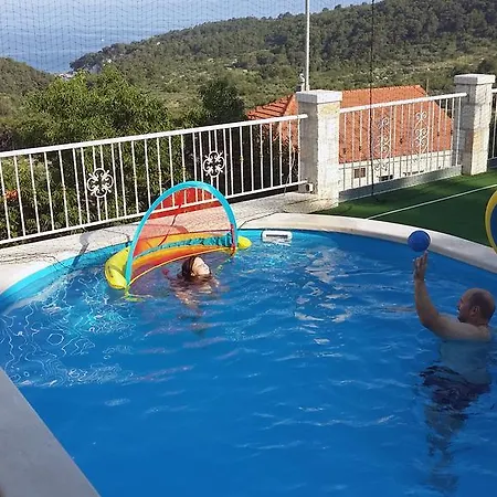 Holiday Gustirna بيت للعطل