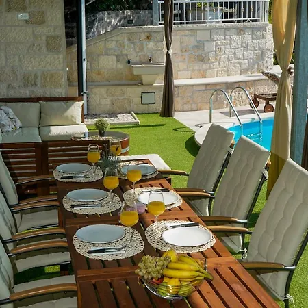 Holiday Gustirna بيت للعطل *