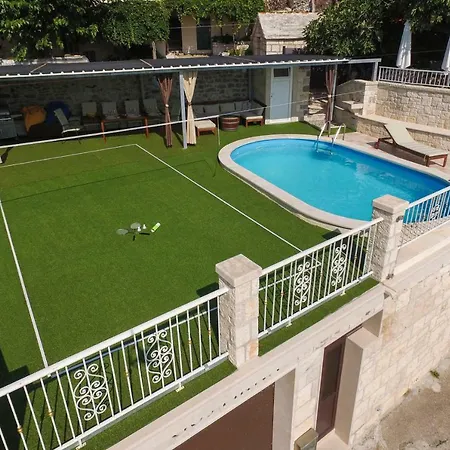 Holiday Gustirna بيت للعطل